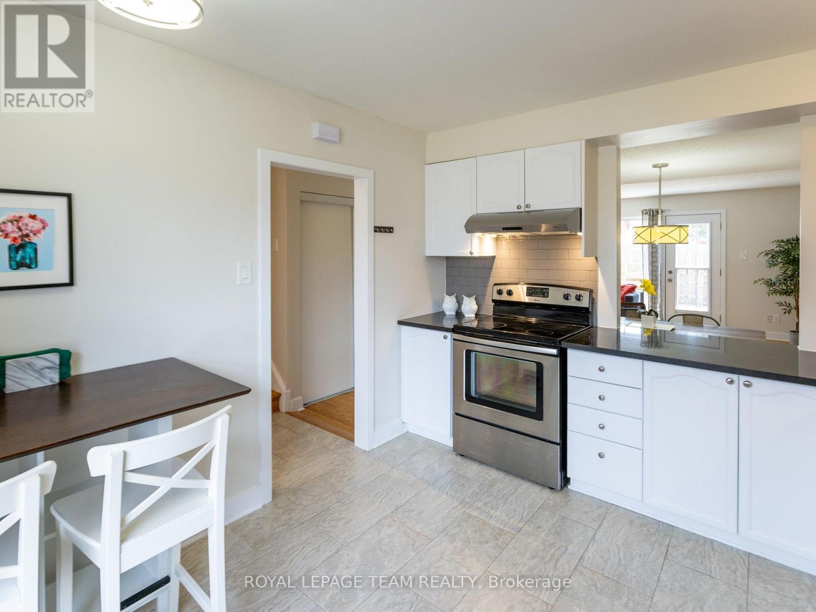 71 Monterey Drive, Ottawa, Ontario K2H 7A9 - Photo 9 - X12985352