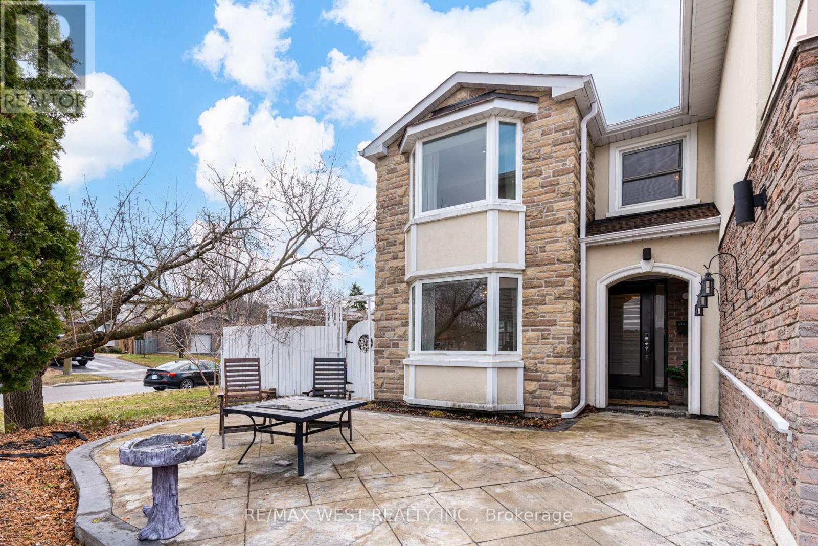 890 Wayne Drive, Newmarket, Ontario  L3Y 5T7 - Photo 3 - N12985360