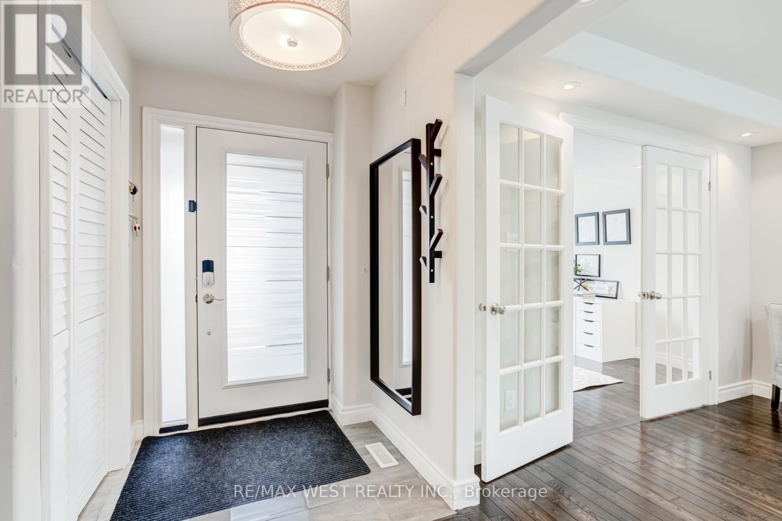 890 Wayne Drive, Newmarket, Ontario  L3Y 5T7 - Photo 4 - N12985360