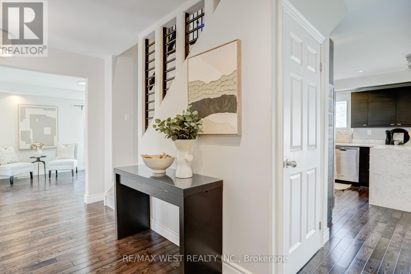 890 Wayne Drive, Newmarket, Ontario  L3Y 5T7 - Photo 7 - N12985360