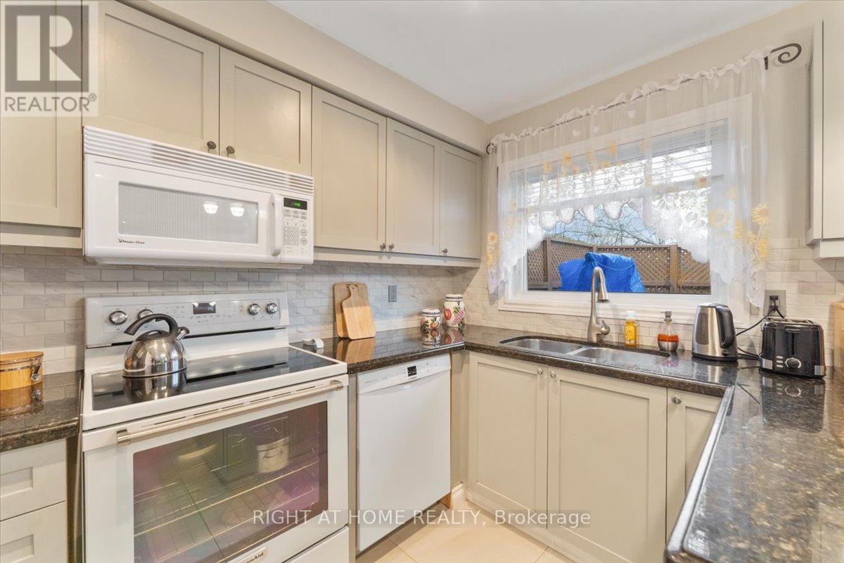 2356 Proudfoot Trail, Oakville, Ontario  L6M 3Y2 - Photo 9 - W12985308