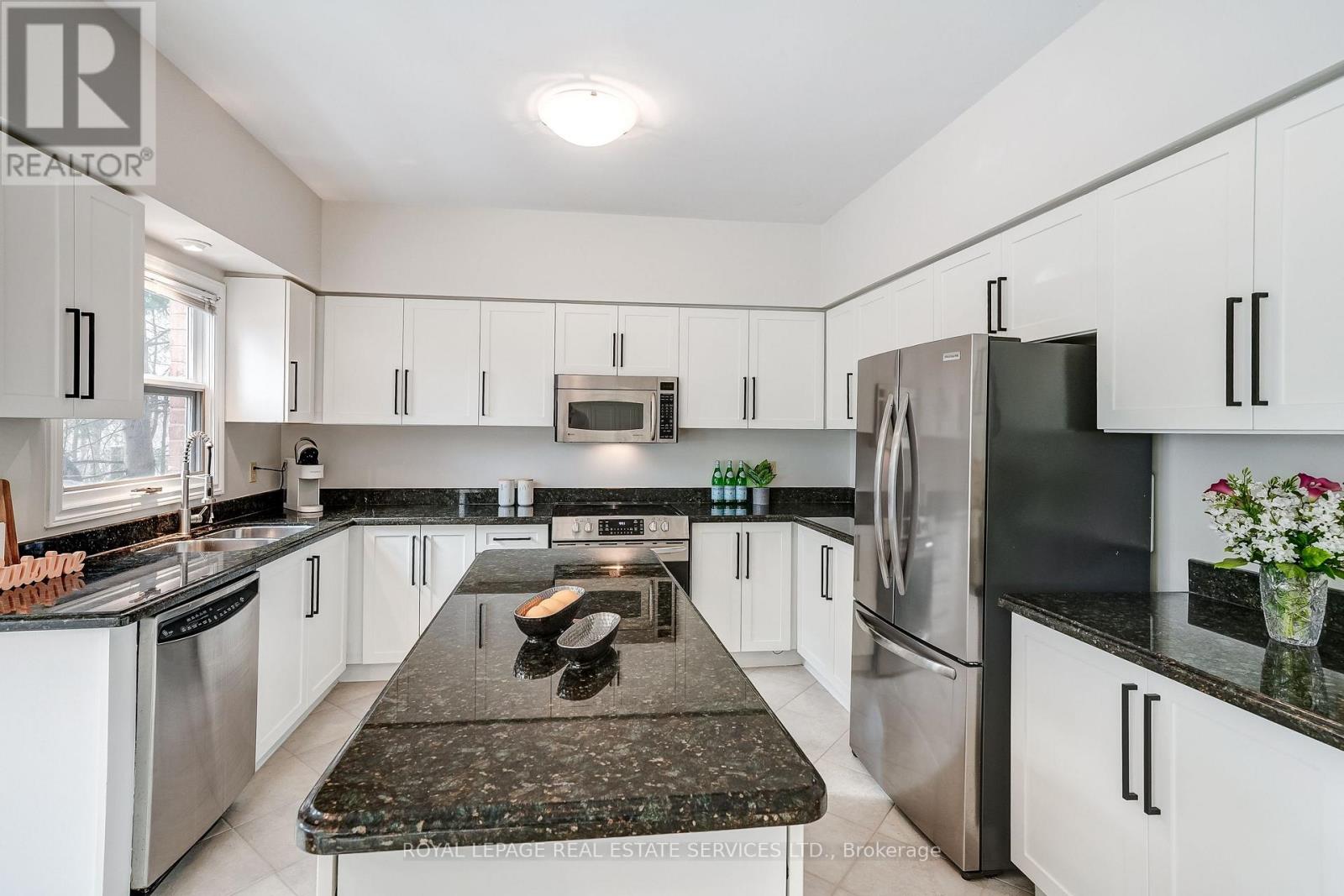 9 Morrison Creek Crescent, Oakville, Ontario  L6H 4C2 - Photo 11 - W12985370