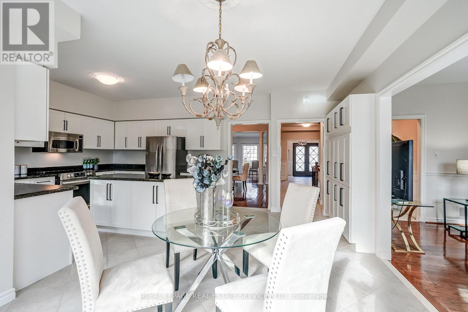 9 Morrison Creek Crescent, Oakville, Ontario  L6H 4C2 - Photo 12 - W12985370