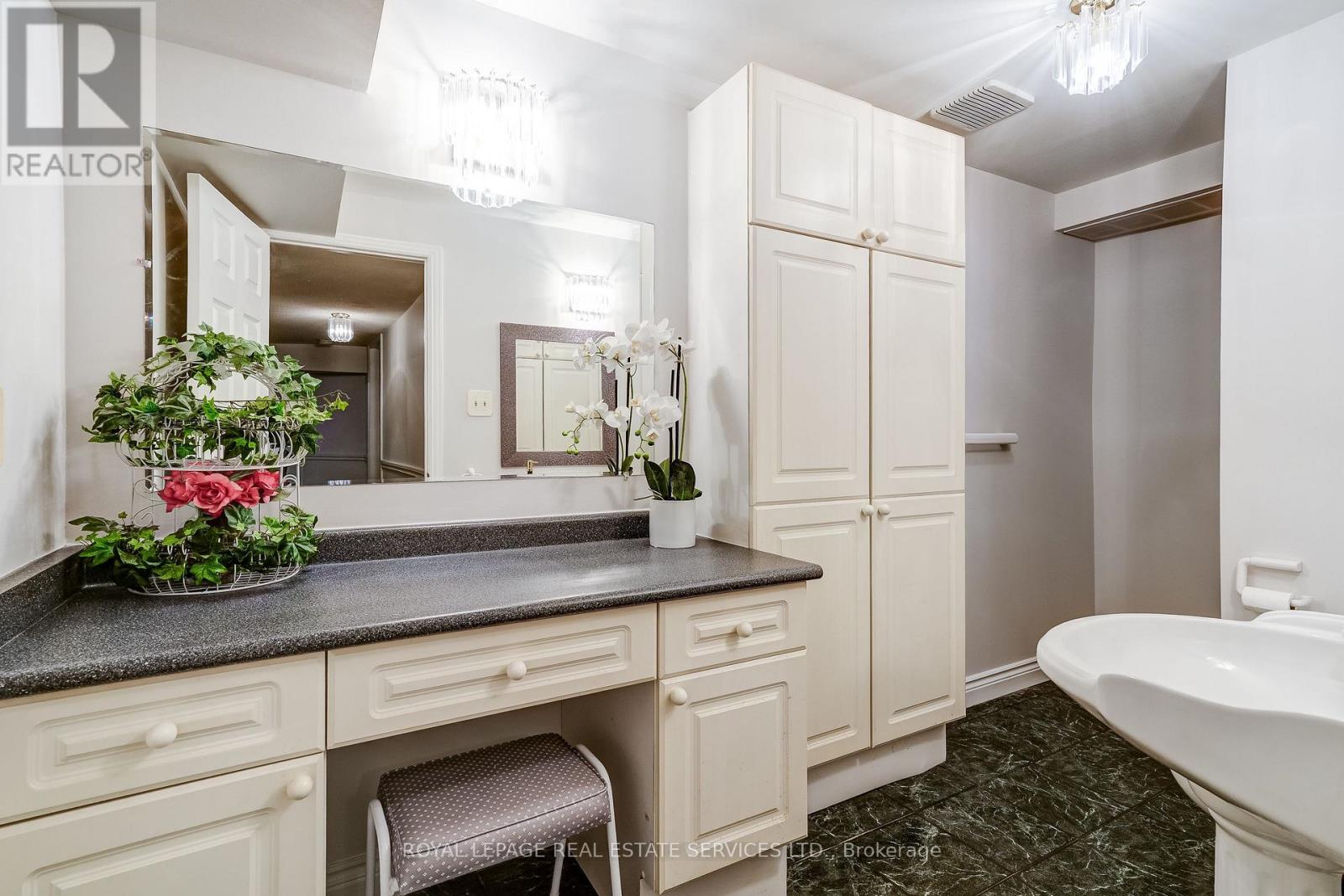 9 Morrison Creek Crescent, Oakville, Ontario  L6H 4C2 - Photo 38 - W12985370