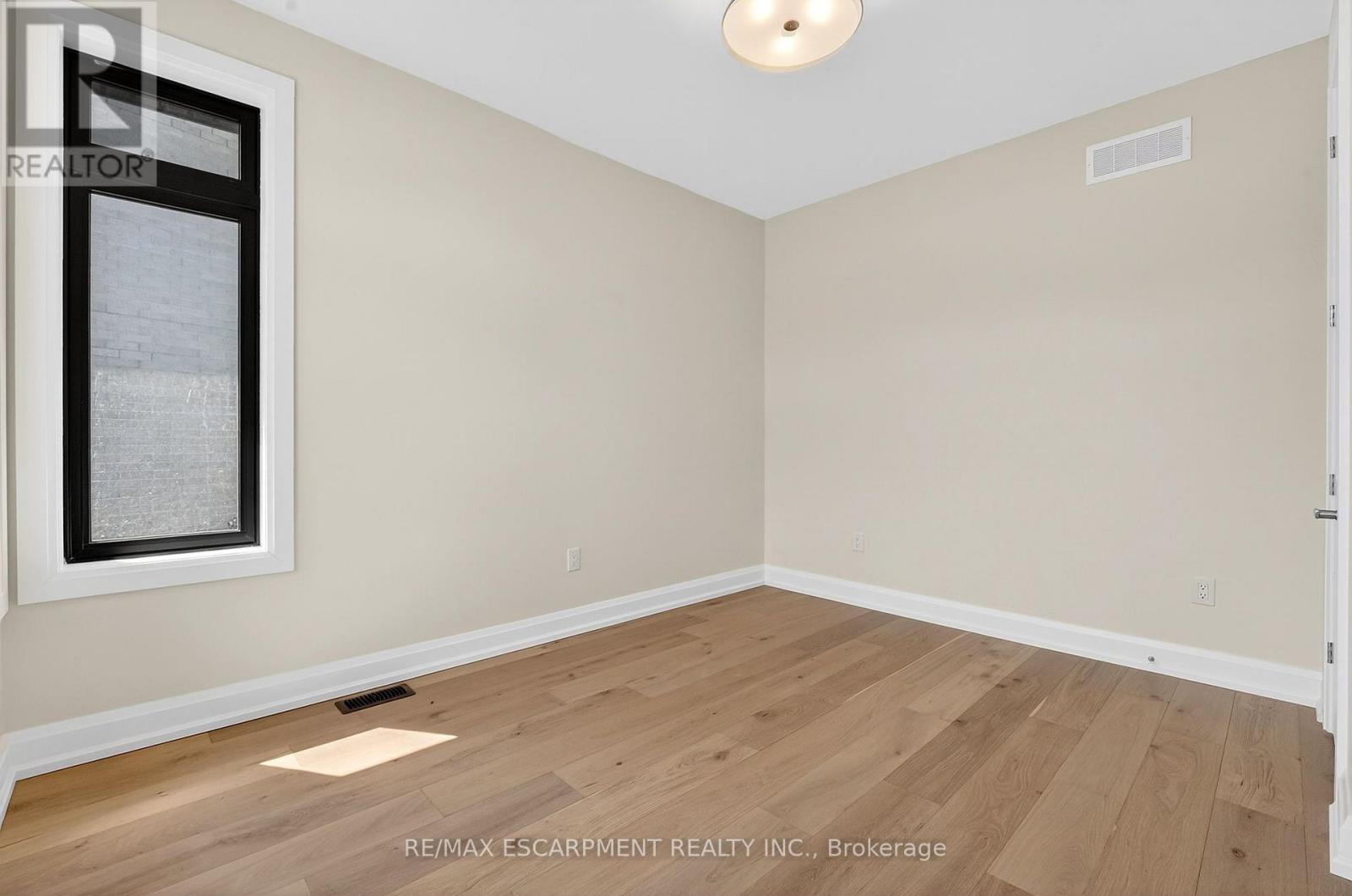 6192 Curlin Crescent, Niagara Falls, Ontario  L2H 3W8 - Photo 5 - X12985274