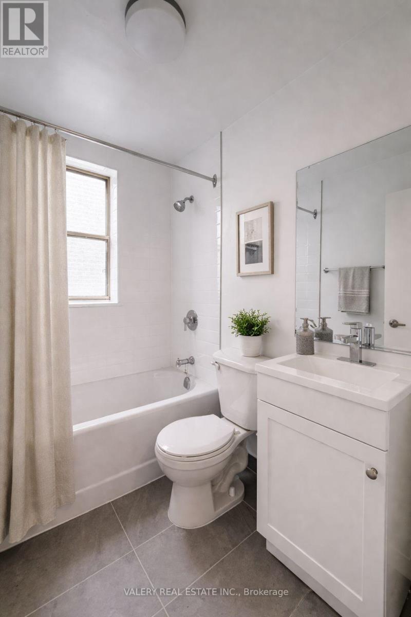 109 - 111 Cosburn Avenue, Toronto, Ontario  M4J 2L1 - Photo 6 - E12893062