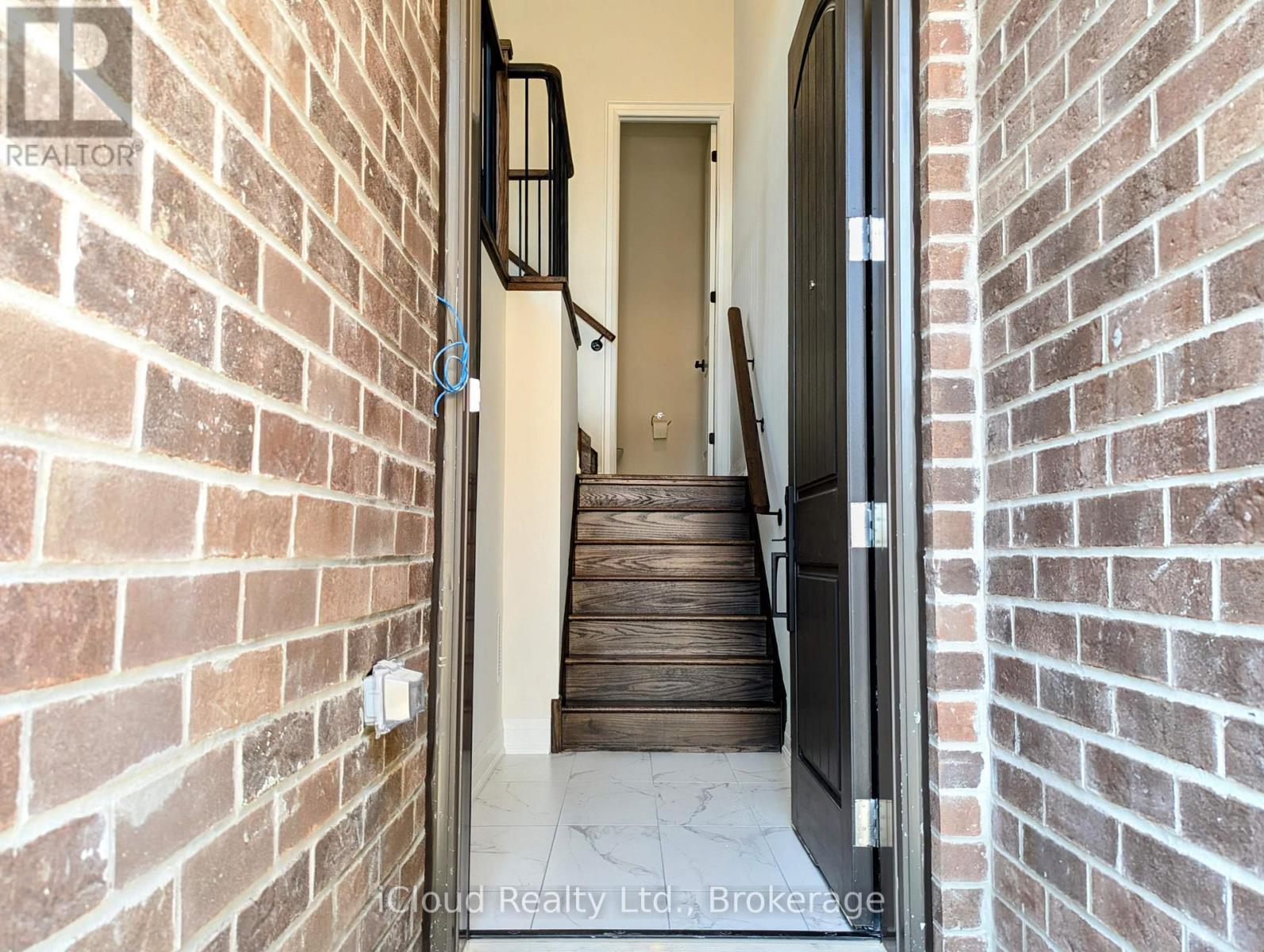 43 West Village Lane, Markham, Ontario  L6C 3L5 - Photo 2 - N12985550