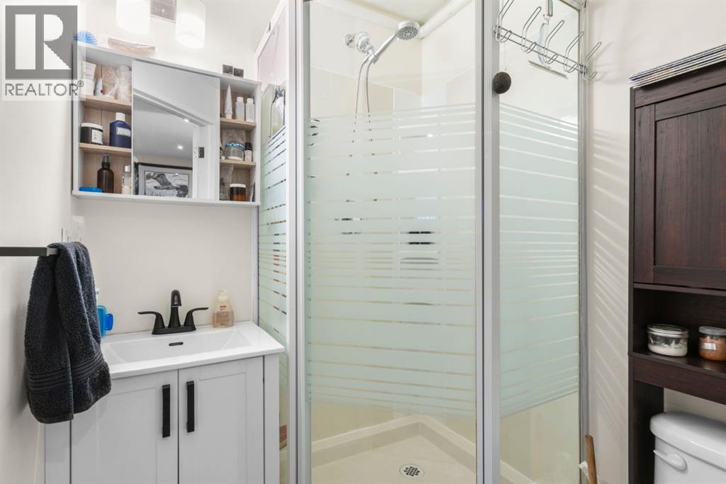 10 Carolina Drive W, Cochrane, Alberta  T4C 1C2 - Photo 37 - A2284084