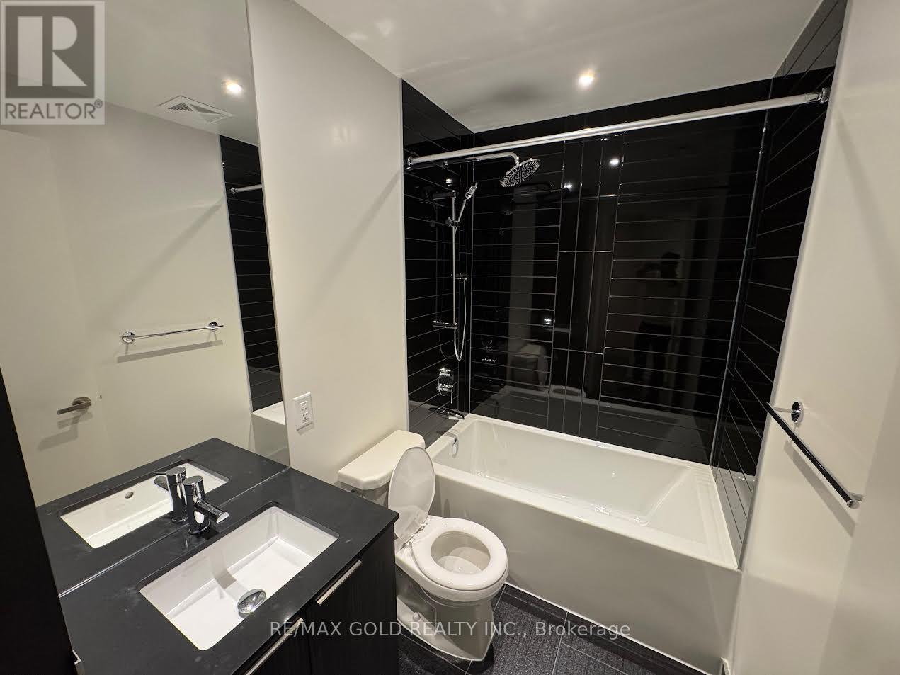 2414 - 448 Burnhamthorpe Road W, Mississauga, Ontario  L5B 0R4 - Photo 10 - W12985396