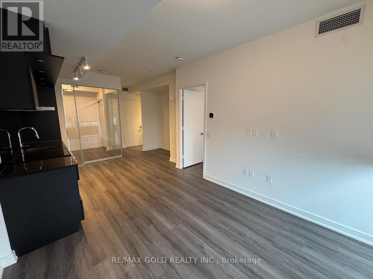 2414 - 448 Burnhamthorpe Road W, Mississauga, Ontario  L5B 0R4 - Photo 4 - W12985396