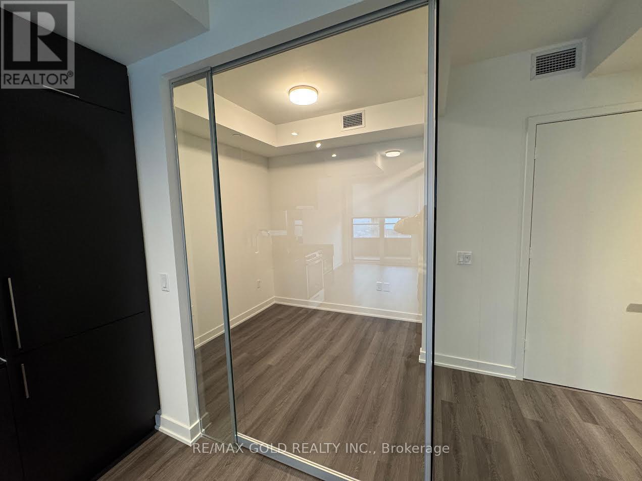 2414 - 448 Burnhamthorpe Road W, Mississauga, Ontario  L5B 0R4 - Photo 8 - W12985396