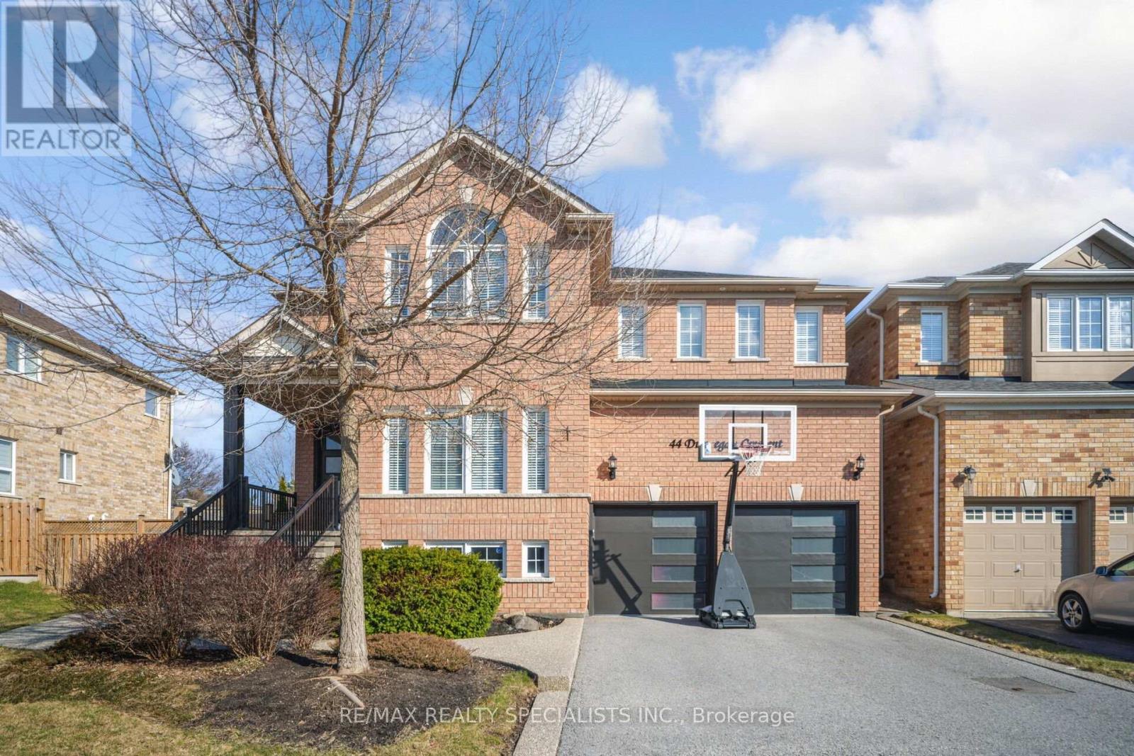 44 Dunvegan Crescent, Brampton, Ontario  L7A 2Y2 - Photo 2 - W12985470