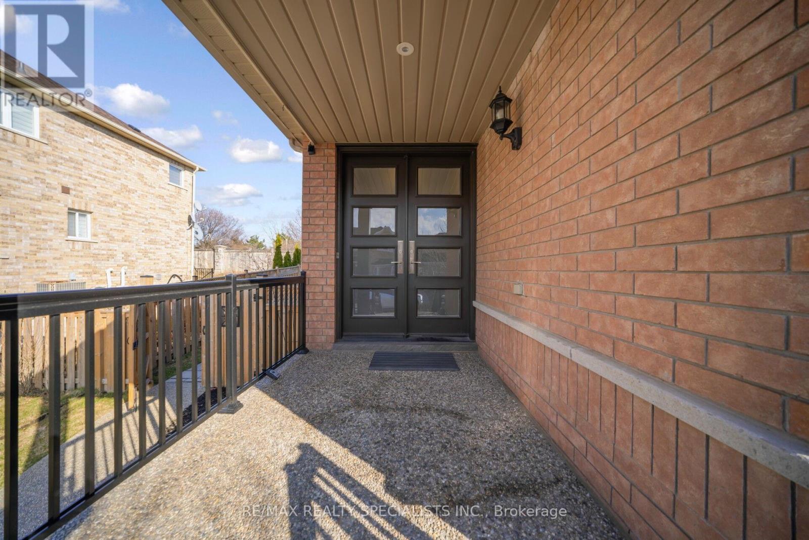 44 Dunvegan Crescent, Brampton, Ontario  L7A 2Y2 - Photo 3 - W12985470
