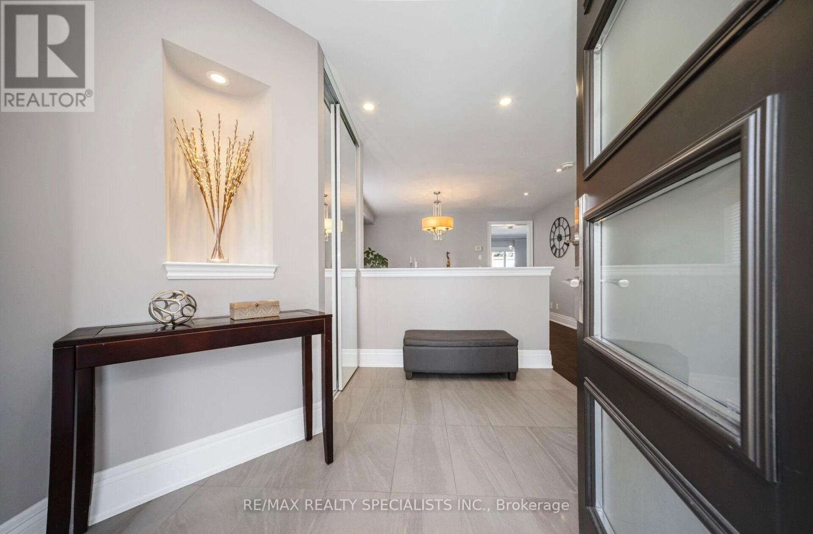 44 Dunvegan Crescent, Brampton, Ontario  L7A 2Y2 - Photo 4 - W12985470