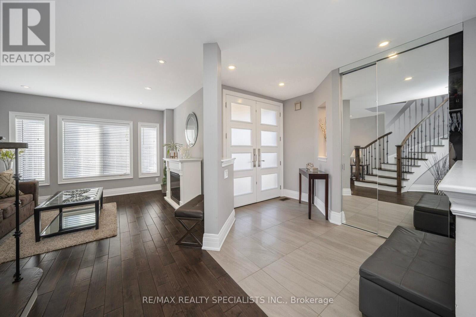 44 Dunvegan Crescent, Brampton, Ontario  L7A 2Y2 - Photo 5 - W12985470