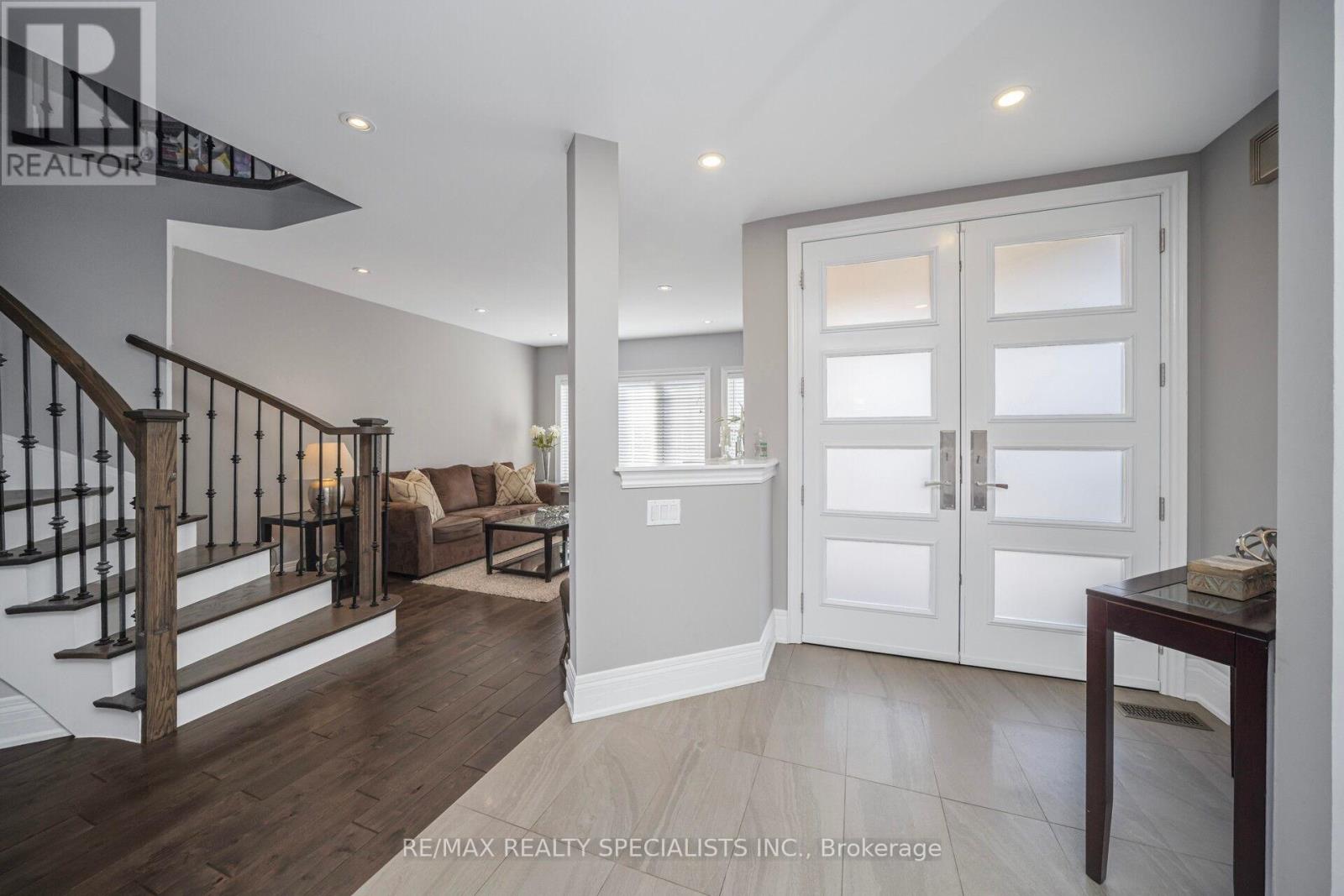 44 Dunvegan Crescent, Brampton, Ontario  L7A 2Y2 - Photo 6 - W12985470