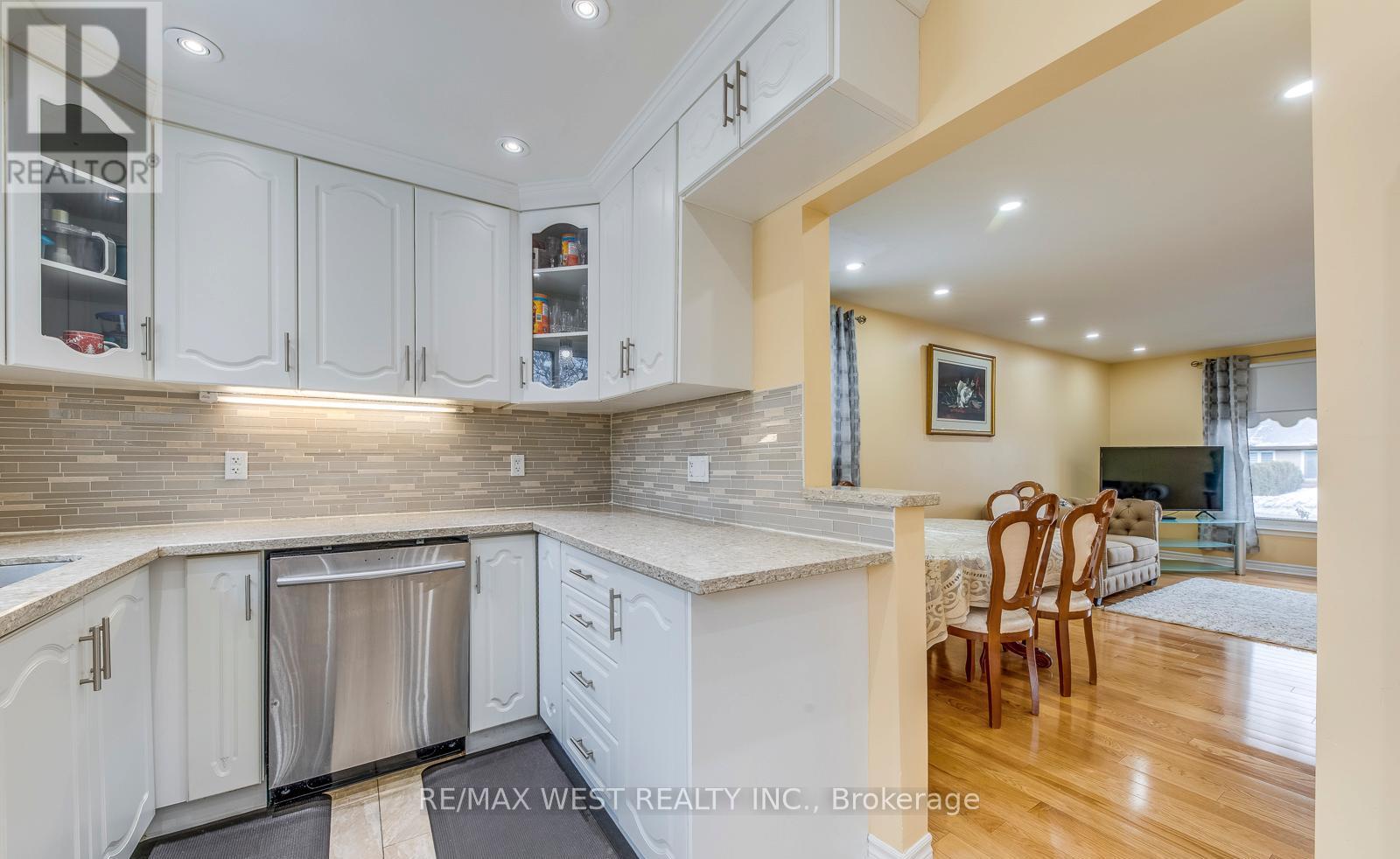 43 Flamingo Crescent, Brampton, Ontario  L6T 2G6 - Photo 14 - W12985500