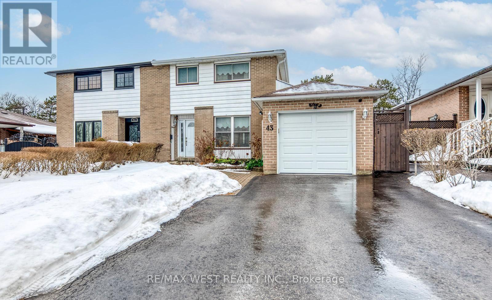43 Flamingo Crescent, Brampton, Ontario  L6T 2G6 - Photo 2 - W12985500