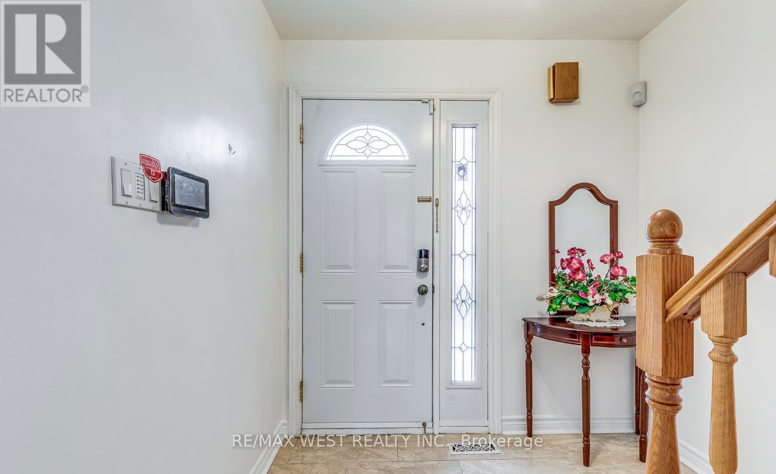 43 Flamingo Crescent, Brampton, Ontario  L6T 2G6 - Photo 4 - W12985500