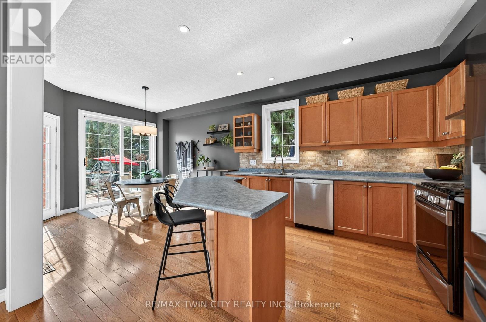 608 Bluenose Court, Waterloo, Ontario  N2K 4C5 - Photo 17 - X12985438