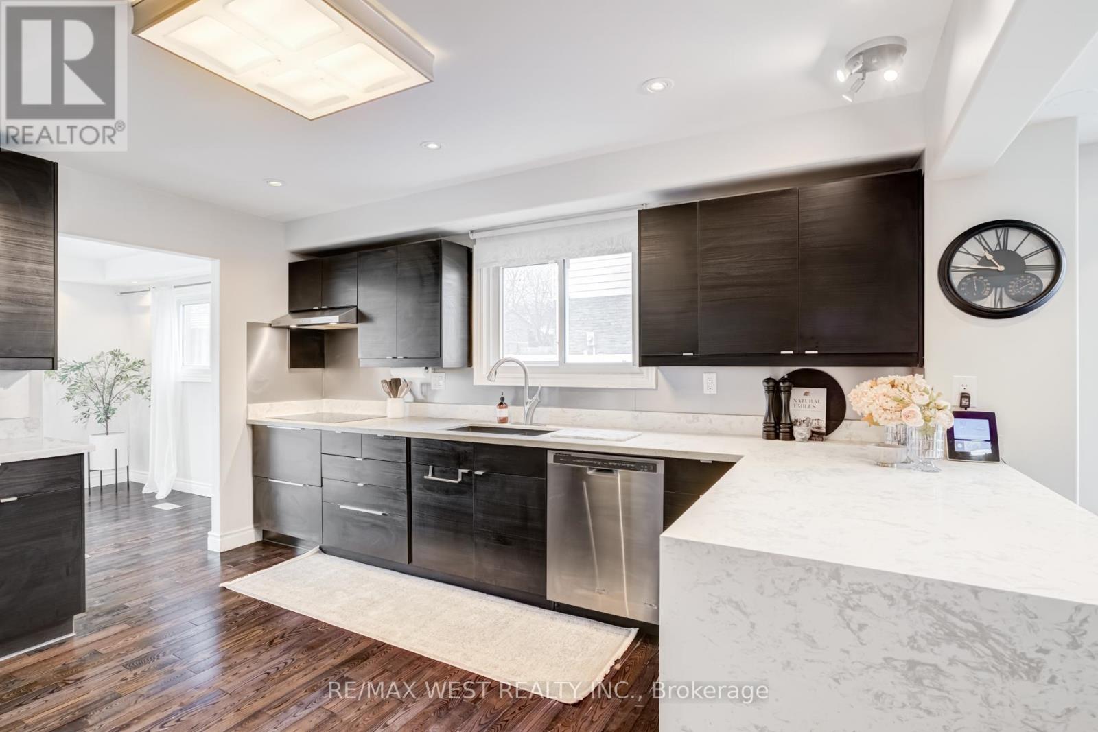 890 Wayne Drive, Newmarket, Ontario  L3Y 5T7 - Photo 13 - N12985360