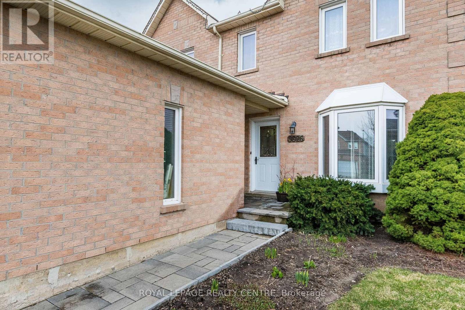 3026 Dalehurst Drive, Mississauga, Ontario  L5N 6M8 - Photo 3 - W12979396