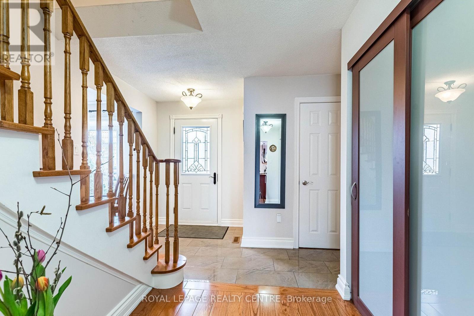 3026 Dalehurst Drive, Mississauga, Ontario  L5N 6M8 - Photo 5 - W12979396