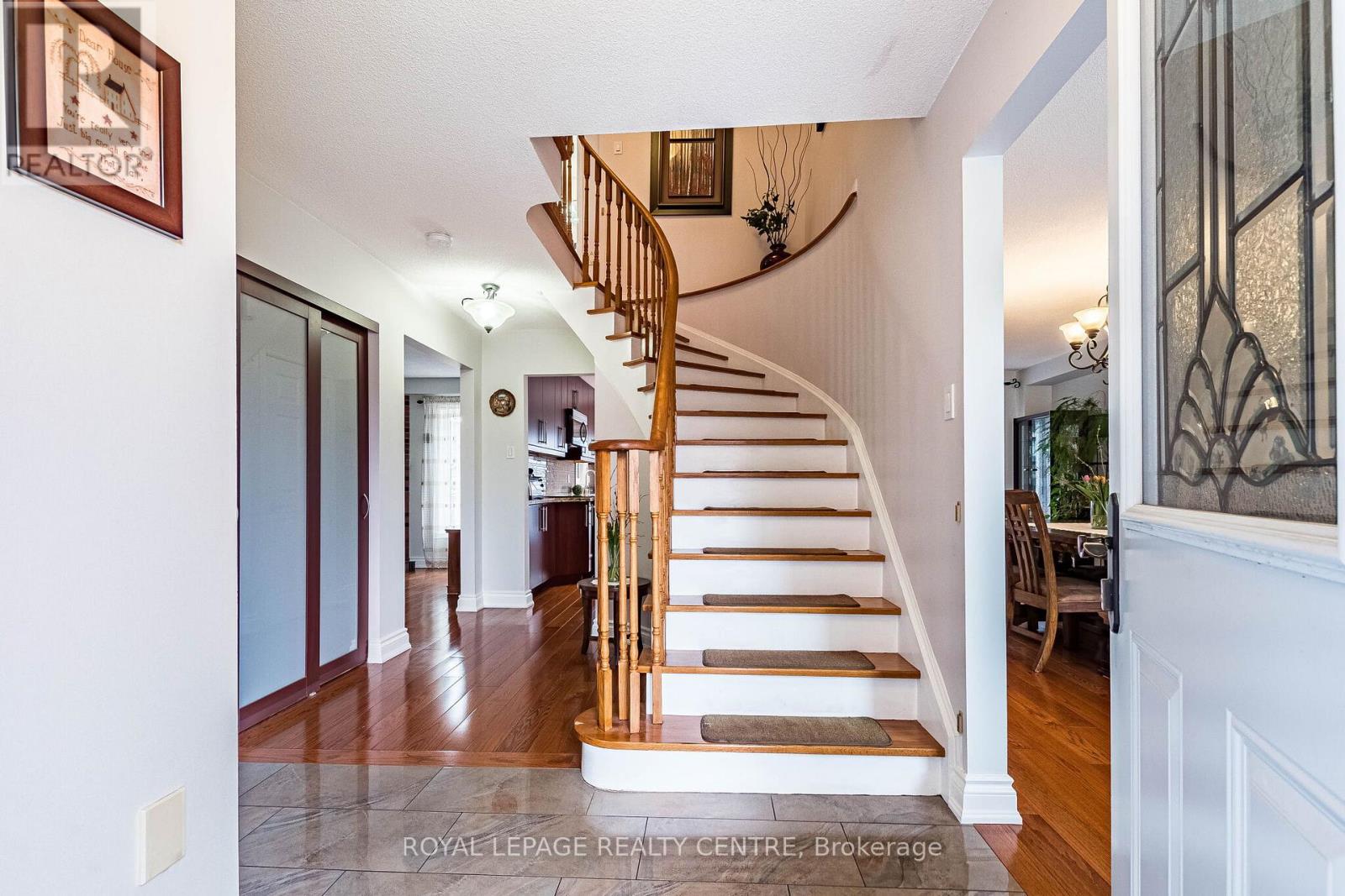 3026 Dalehurst Drive, Mississauga, Ontario  L5N 6M8 - Photo 4 - W12979396