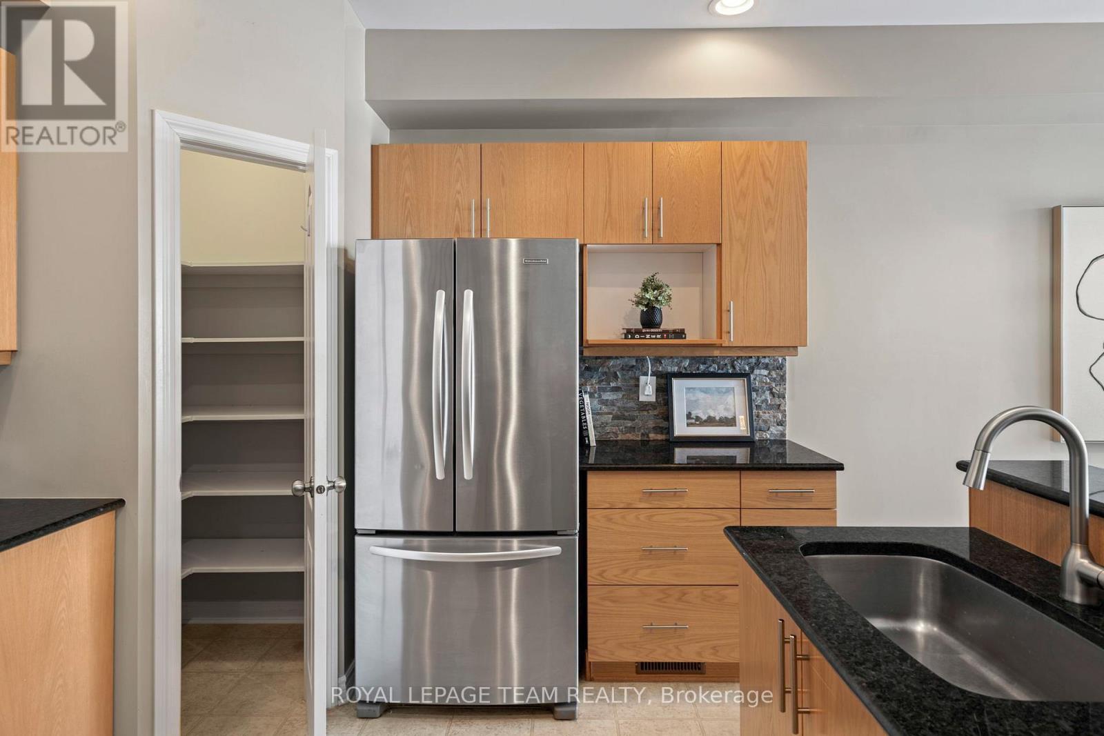 319 Kingbrook Drive, Ottawa, Ontario  K2M 0G1 - Photo 6 - X12985598