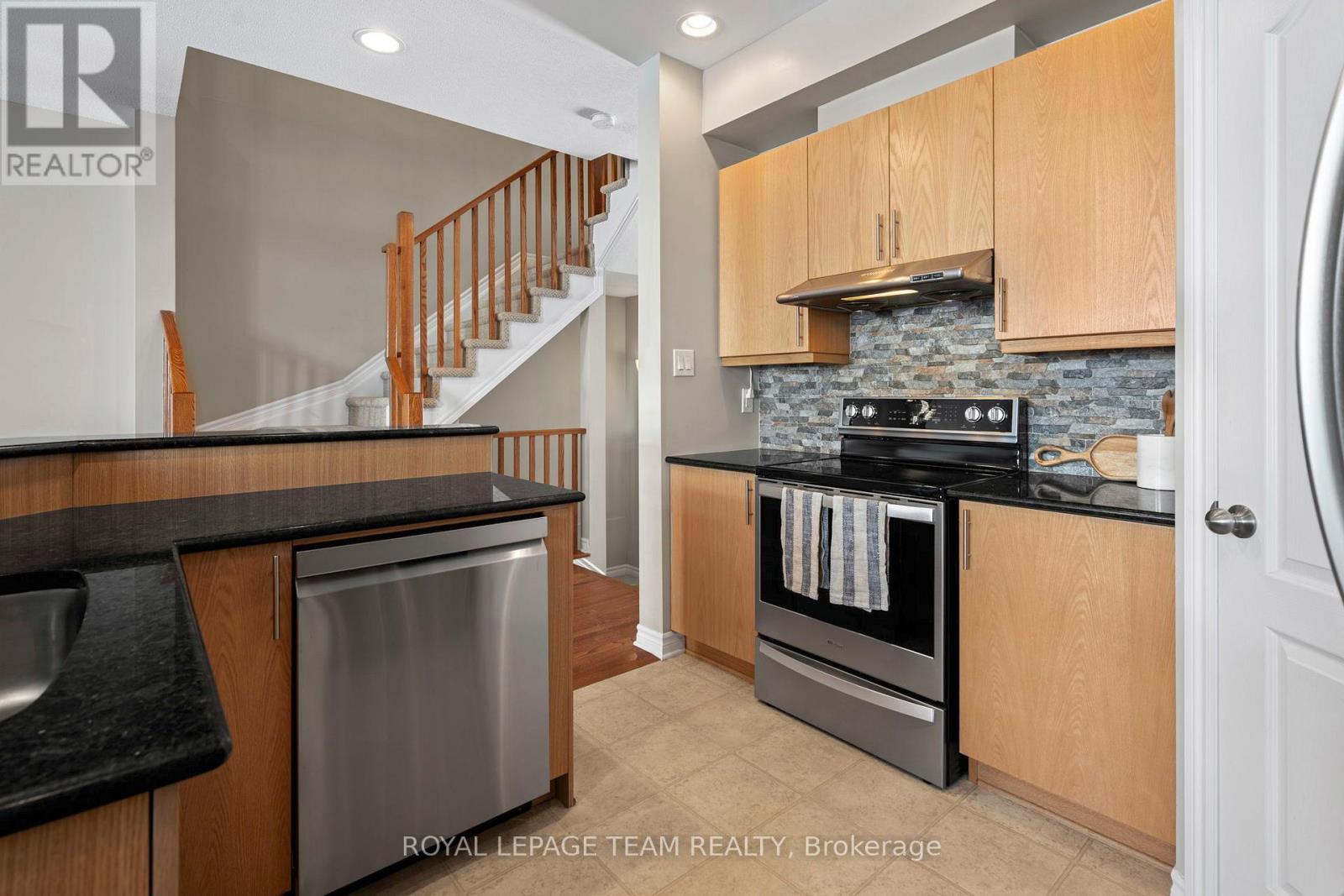 319 Kingbrook Drive, Ottawa, Ontario  K2M 0G1 - Photo 7 - X12985598