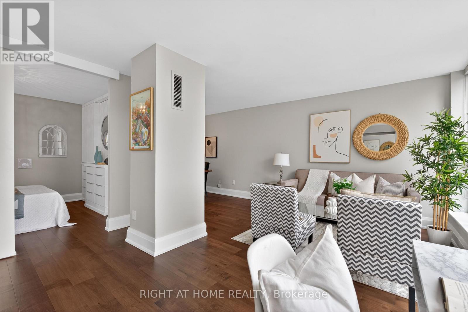 1715 - 44 St Joseph Street, Toronto, Ontario  M4Y 2W4 - Photo 4 - C12985582