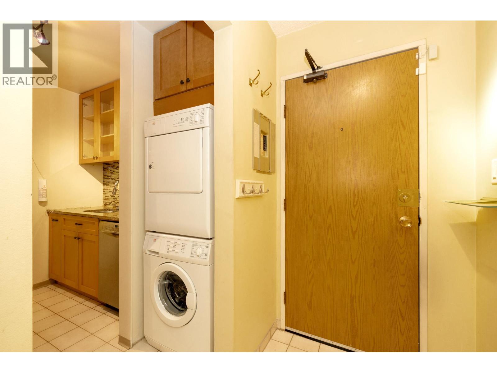 313 9584 Manchester Drive, Burnaby, British Columbia  V3N 4R1 - Photo 3 - R3108246