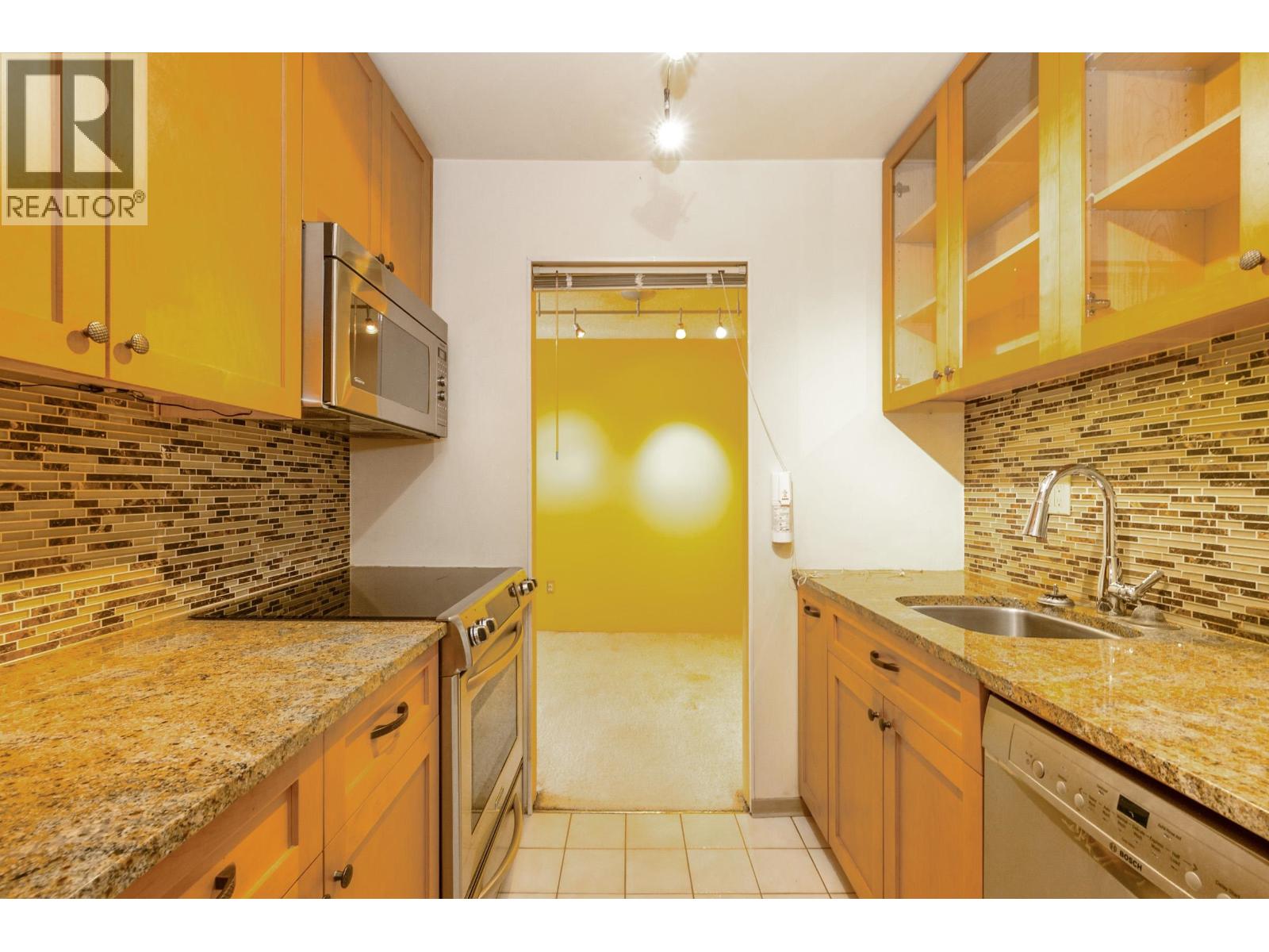 313 9584 Manchester Drive, Burnaby, British Columbia  V3N 4R1 - Photo 2 - R3108246