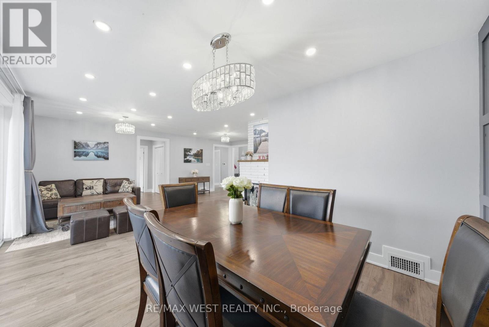 104 Great Oak Drive, Toronto, Ontario  M9A 1N5 - Photo 10 - W12985558