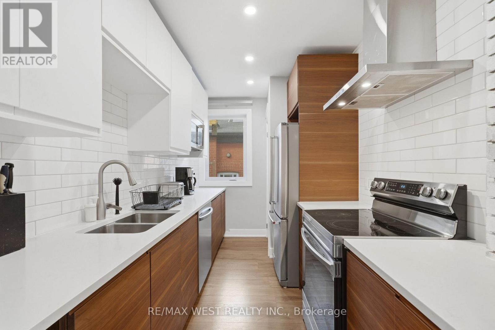 104 Great Oak Drive, Toronto, Ontario  M9A 1N5 - Photo 11 - W12985558