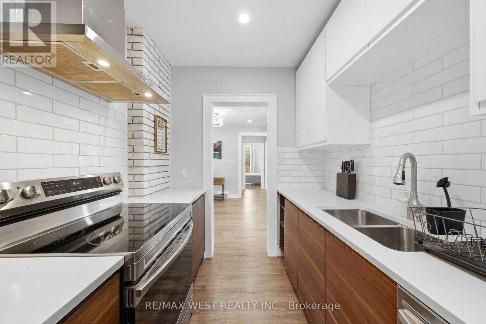 104 Great Oak Drive, Toronto, Ontario  M9A 1N5 - Photo 13 - W12985558