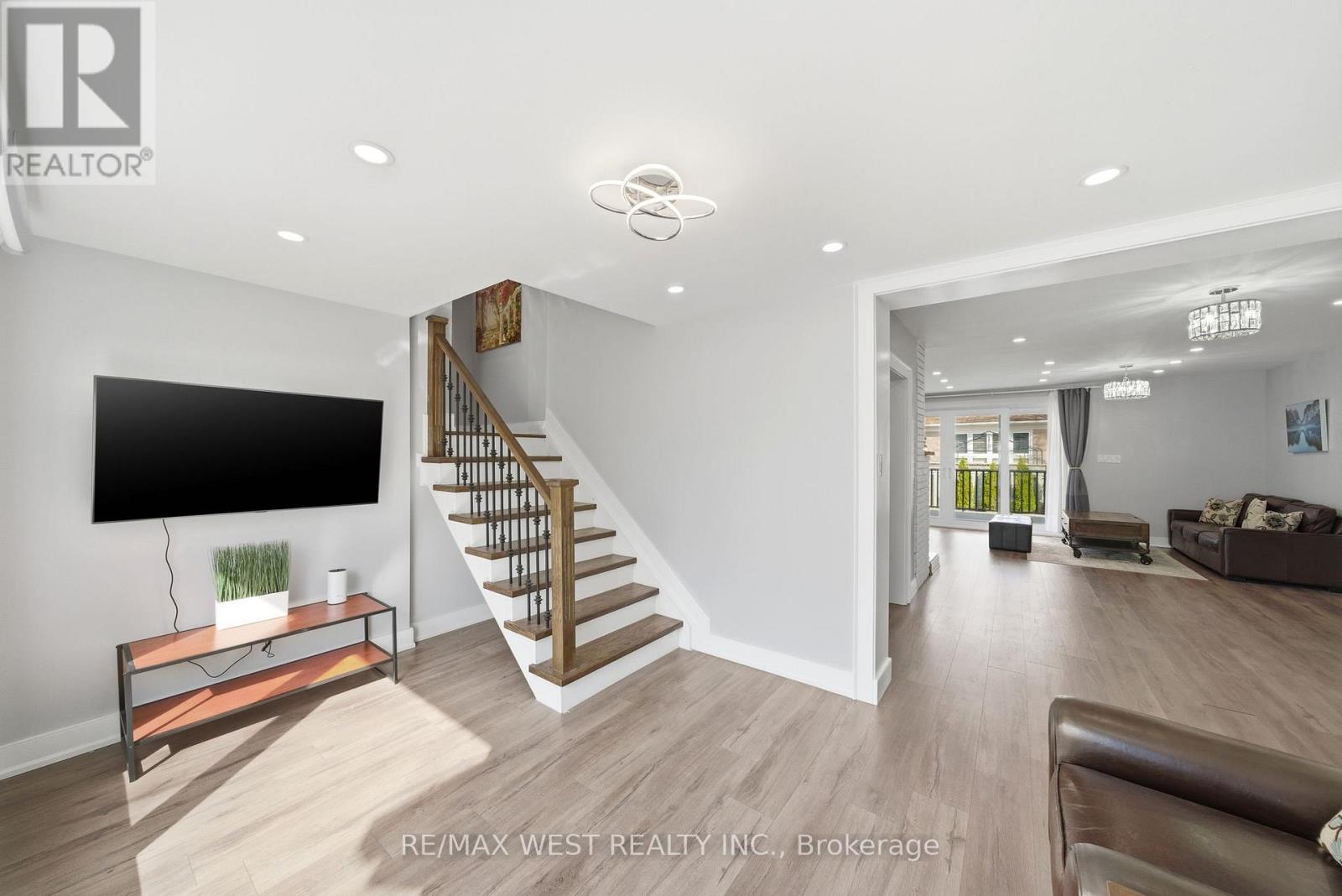 104 Great Oak Drive, Toronto, Ontario  M9A 1N5 - Photo 16 - W12985558