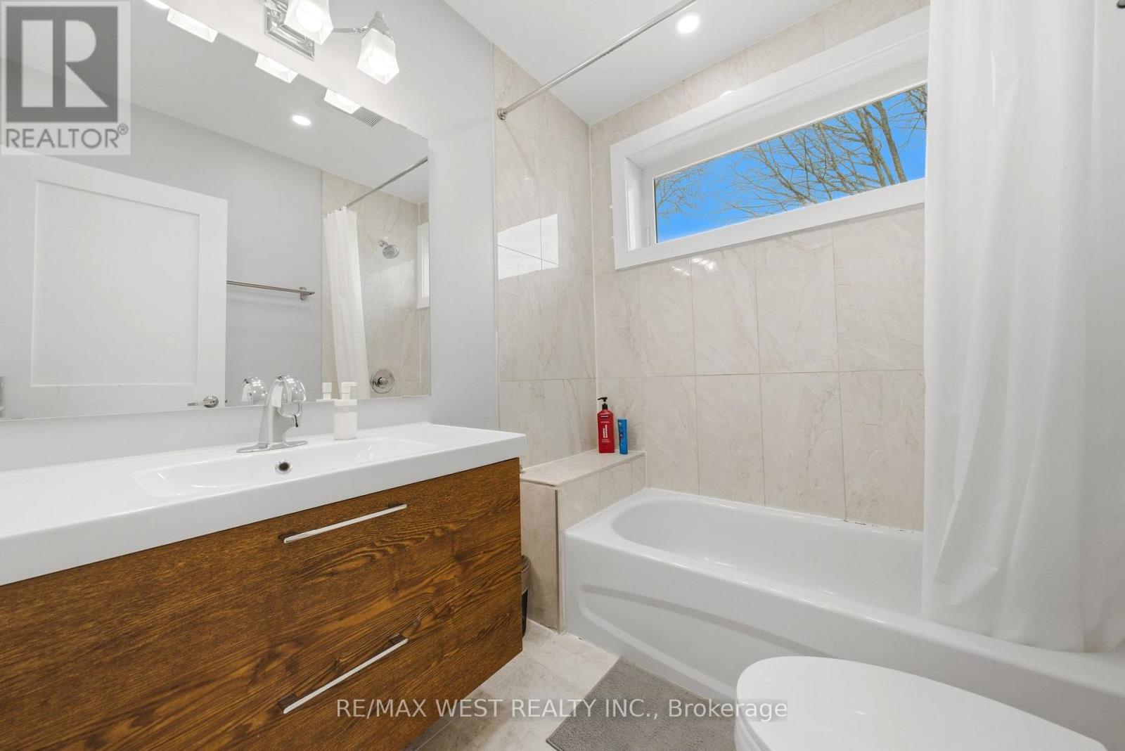 104 Great Oak Drive, Toronto, Ontario  M9A 1N5 - Photo 20 - W12985558