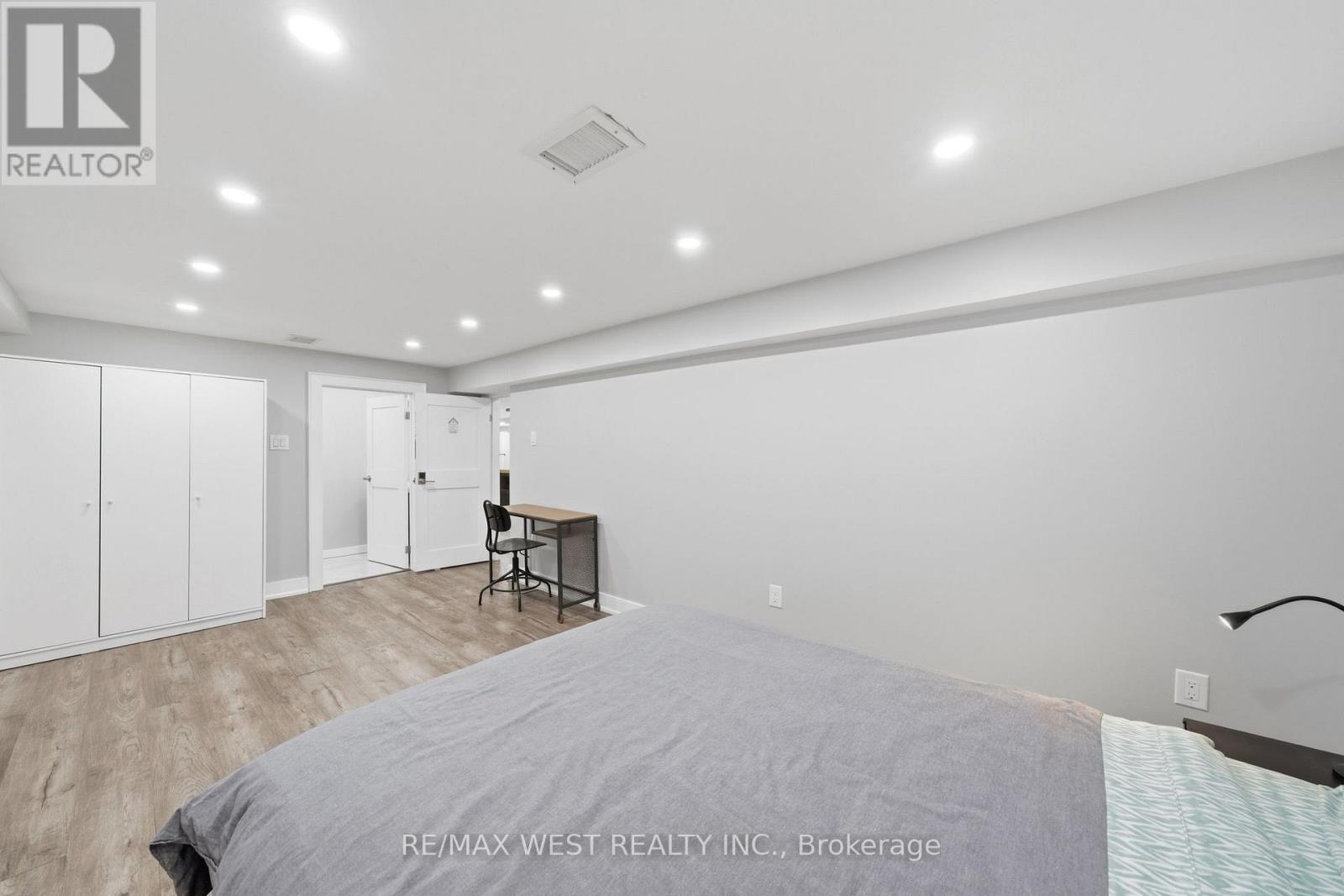 104 Great Oak Drive, Toronto, Ontario  M9A 1N5 - Photo 27 - W12985558