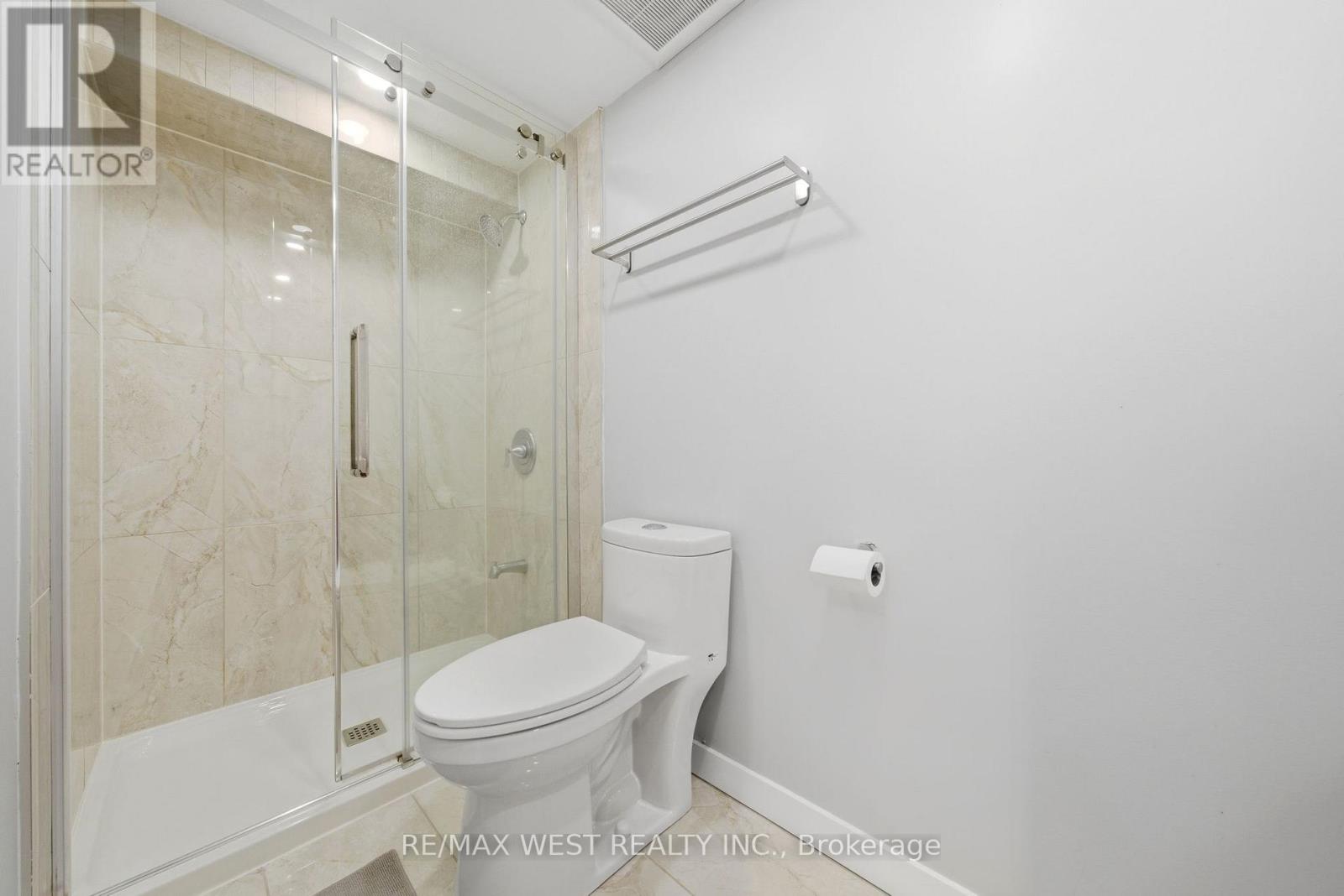 104 Great Oak Drive, Toronto, Ontario  M9A 1N5 - Photo 28 - W12985558