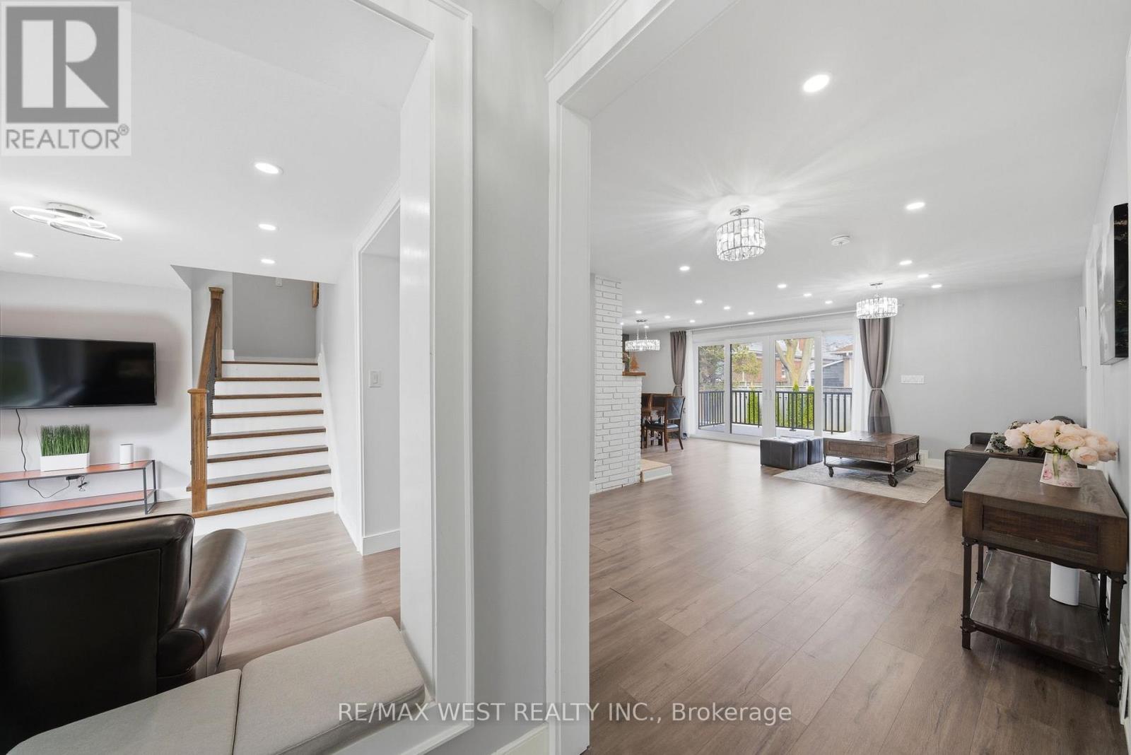 104 Great Oak Drive, Toronto, Ontario  M9A 1N5 - Photo 3 - W12985558