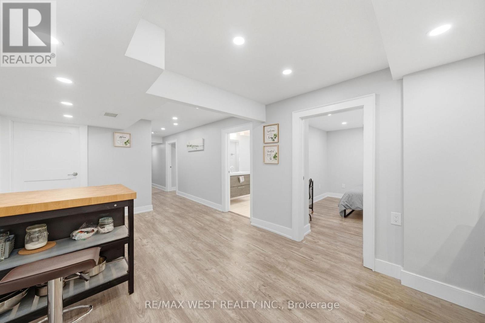 104 Great Oak Drive, Toronto, Ontario  M9A 1N5 - Photo 31 - W12985558