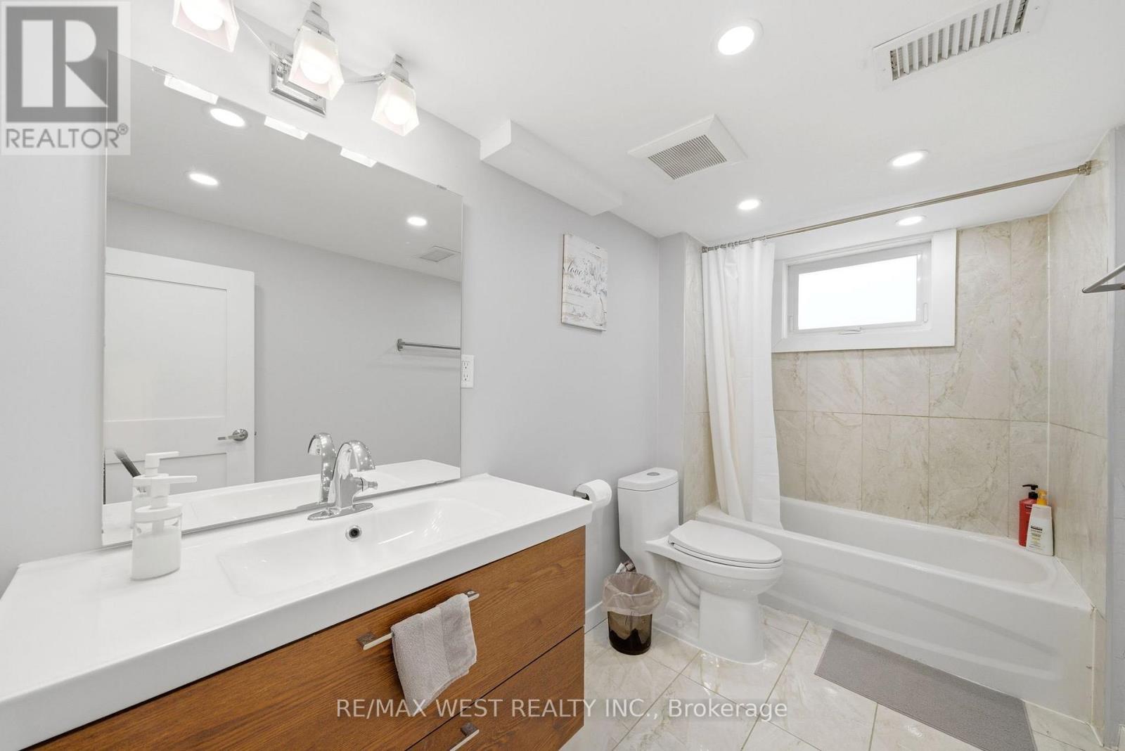 104 Great Oak Drive, Toronto, Ontario  M9A 1N5 - Photo 32 - W12985558