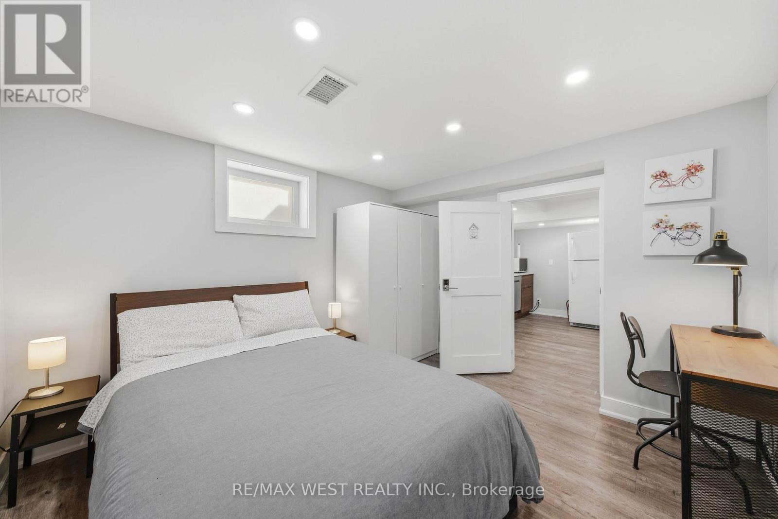 104 Great Oak Drive, Toronto, Ontario  M9A 1N5 - Photo 33 - W12985558