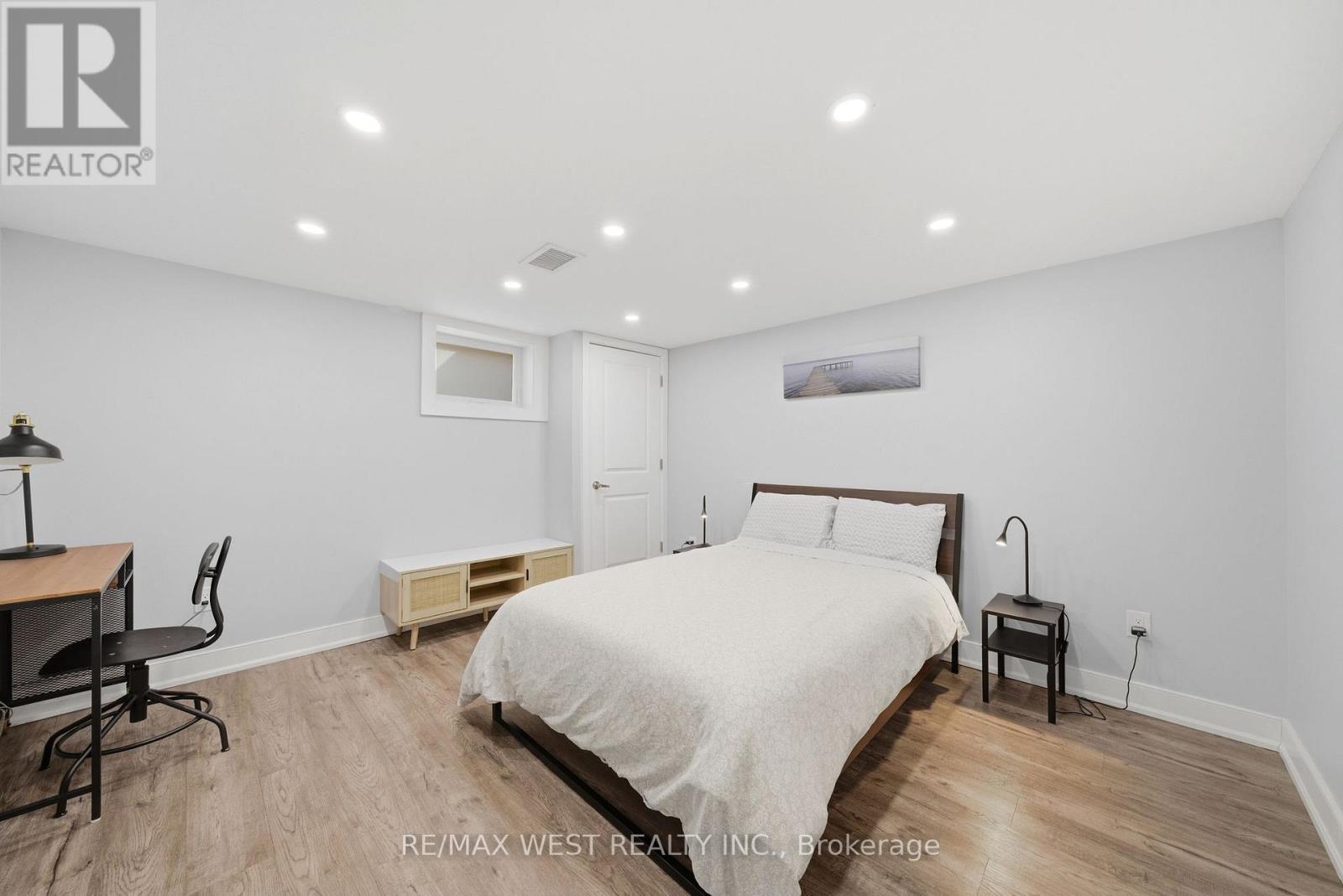 104 Great Oak Drive, Toronto, Ontario  M9A 1N5 - Photo 34 - W12985558