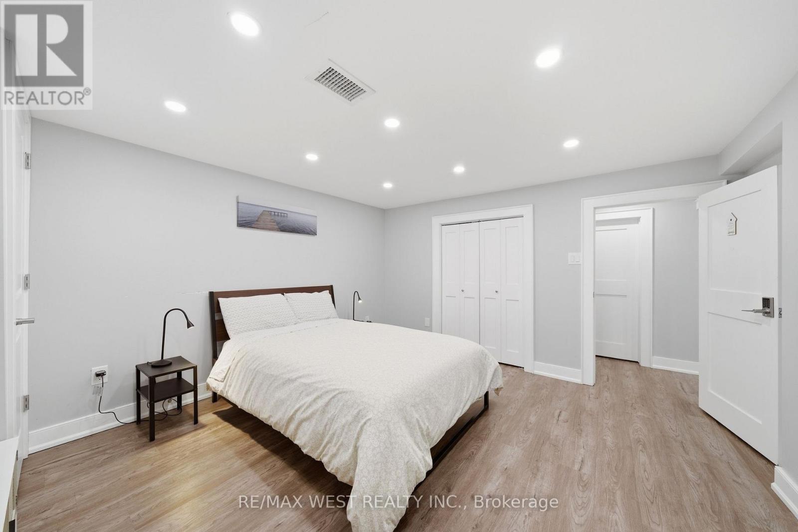 104 Great Oak Drive, Toronto, Ontario  M9A 1N5 - Photo 35 - W12985558