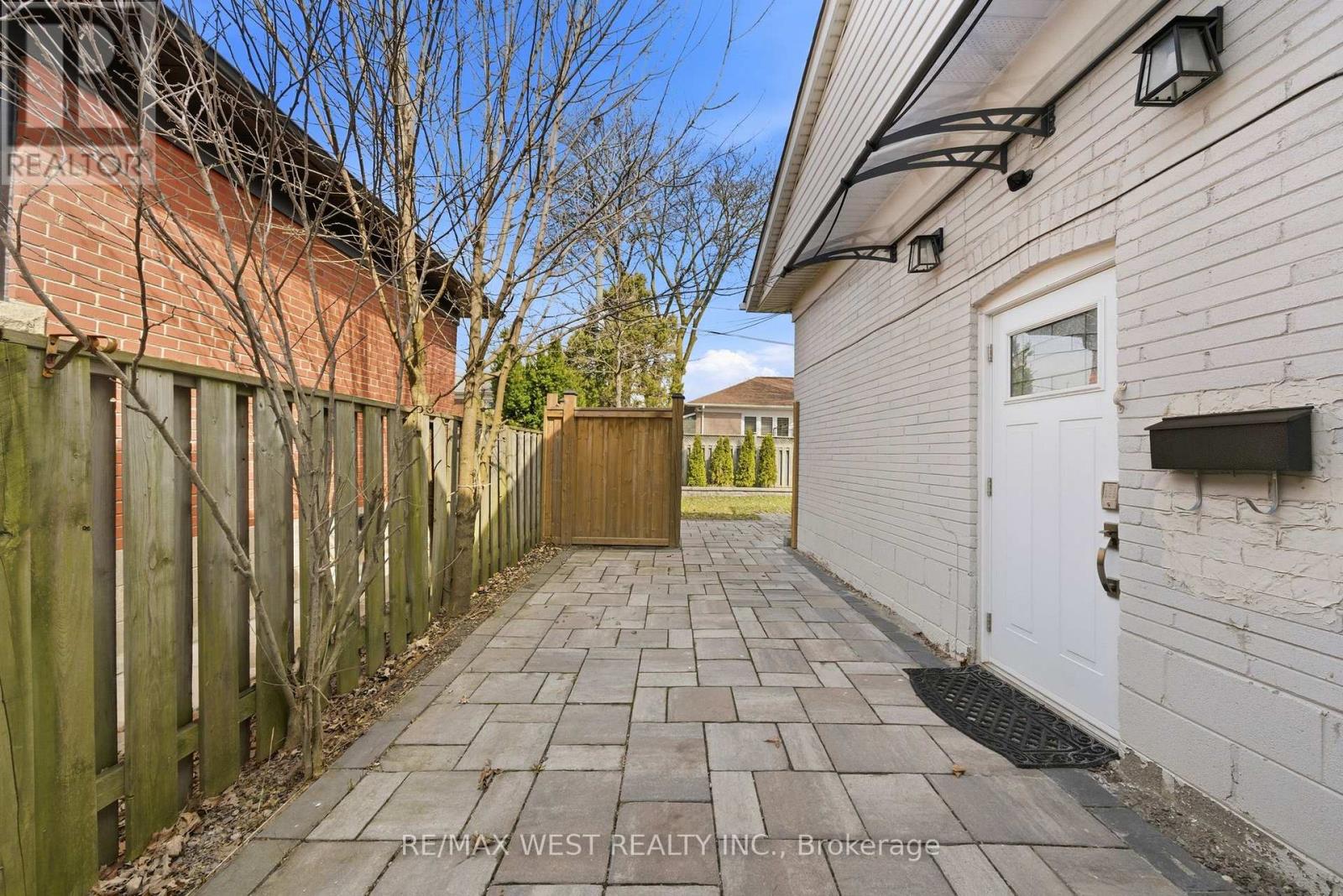 104 Great Oak Drive, Toronto, Ontario  M9A 1N5 - Photo 36 - W12985558