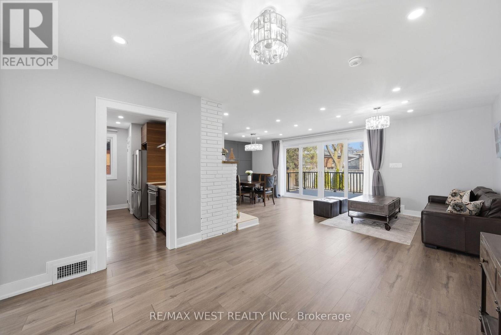 104 Great Oak Drive, Toronto, Ontario  M9A 1N5 - Photo 4 - W12985558