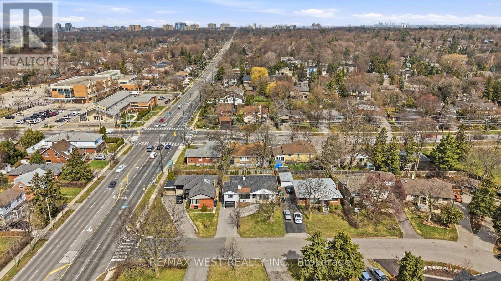 104 Great Oak Drive, Toronto, Ontario  M9A 1N5 - Photo 42 - W12985558