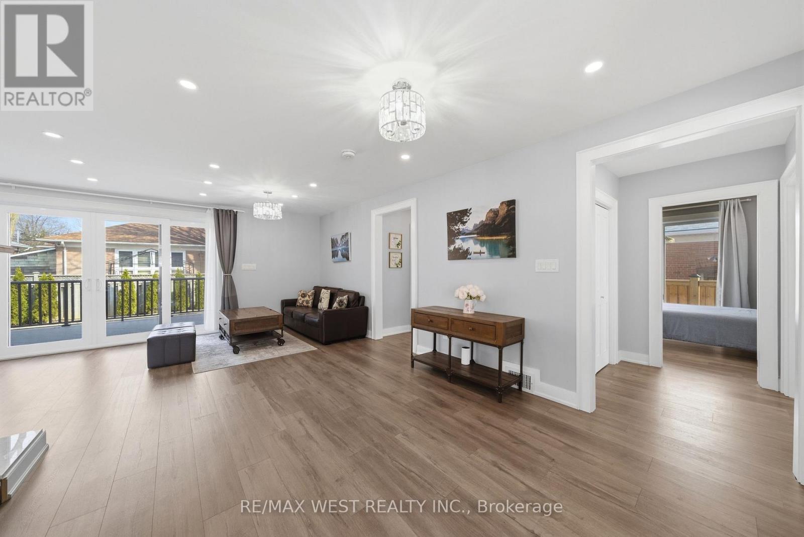 104 Great Oak Drive, Toronto, Ontario  M9A 1N5 - Photo 5 - W12985558